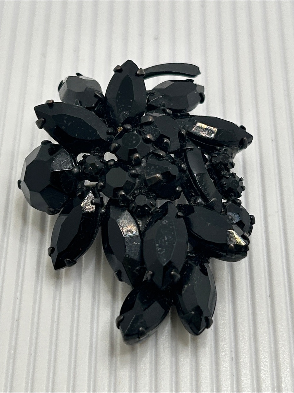 Albert Weiss Vintage Black Crystal Floral Cluster Brooch - Picture 4 of 7